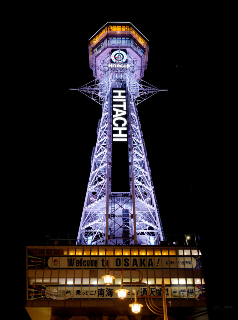 夜にライトアップされた通天閣を下から見上げたところ