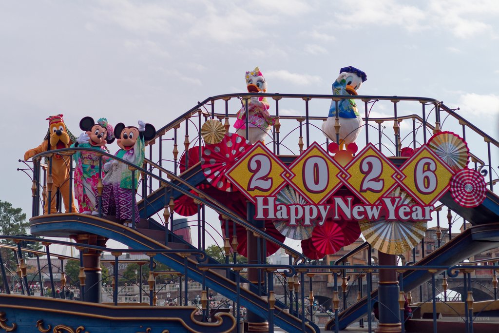 「2026 Happy New Year」の飾りの前で手を振るミッキーやミニーたち