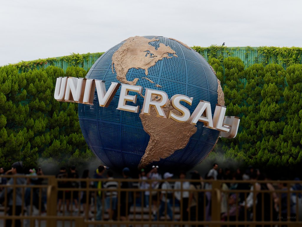 ユニバーサル・スタジオ・ジャパンの前にある、UNIVERSALの文字を巻いた地球儀