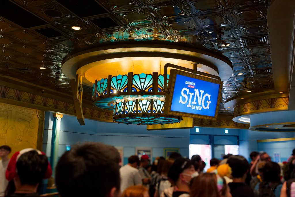 SING ON TOURの表示が下がる劇場の中で、開演を待つ人たち