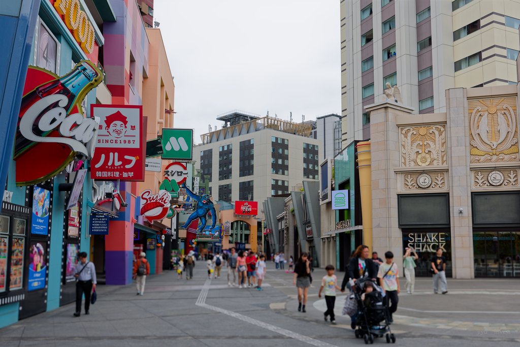コカ・コーラ、モスバーガー、スシロー、シェイクシャックの看板が並ぶユニバーサル・シティウォークの通り