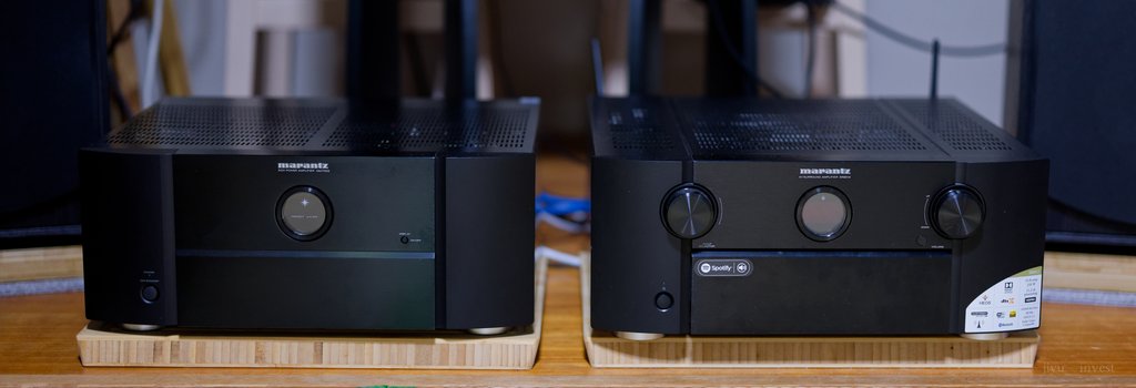 黒いアンプが2台、オーディオボードの上に並んでいる