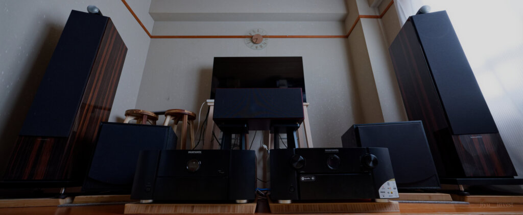 左右にB&W 702 Signature、その内側にサブウーファーのFOSTEX CW250D、中央のテレビの下にセンタースピーカー、手前にマランツのアンプ2台を置いたホームシアター