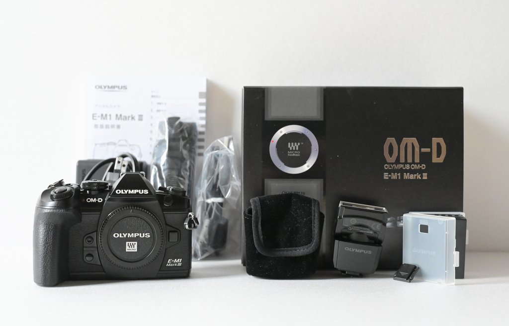 オリンパスOM-D E-M1 Mark IIIの本体と、箱・取扱説明書・フラッシュ・予備バッテリーなどの付属品一式