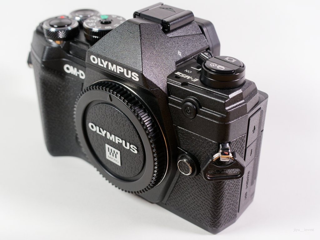 オリンパスOM-D E-M5 Mark IIIのボディ。レンズを外してボディキャップを付けた状態