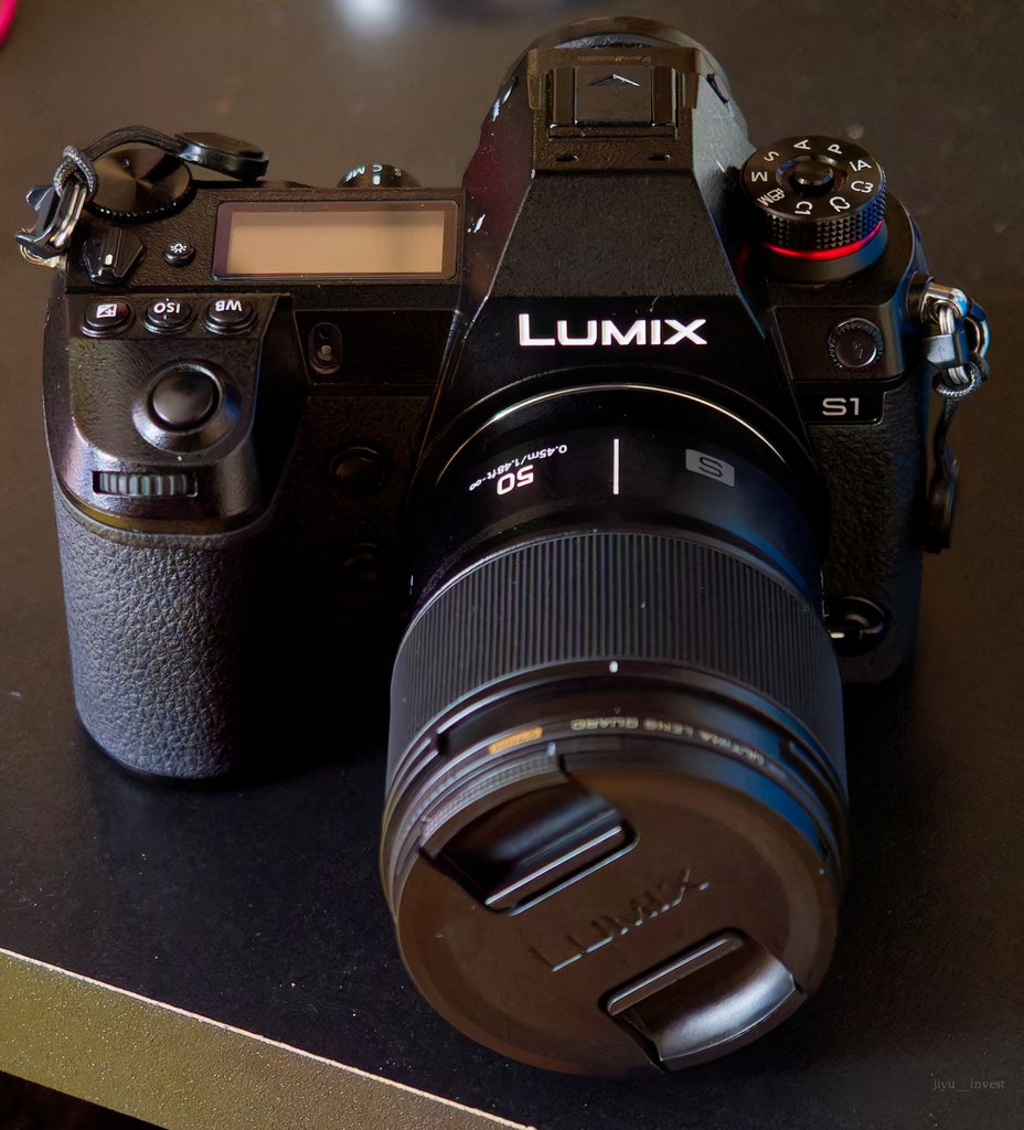 パナソニックLUMIX S1に50mm F1.8を付けて机に置き、上から撮った状態