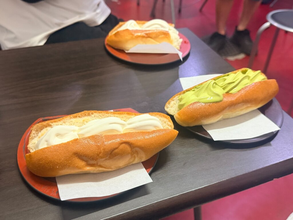 皿にのったアイスドッグ3つ。バニラのソフトクリームが2つと、抹茶が1つ