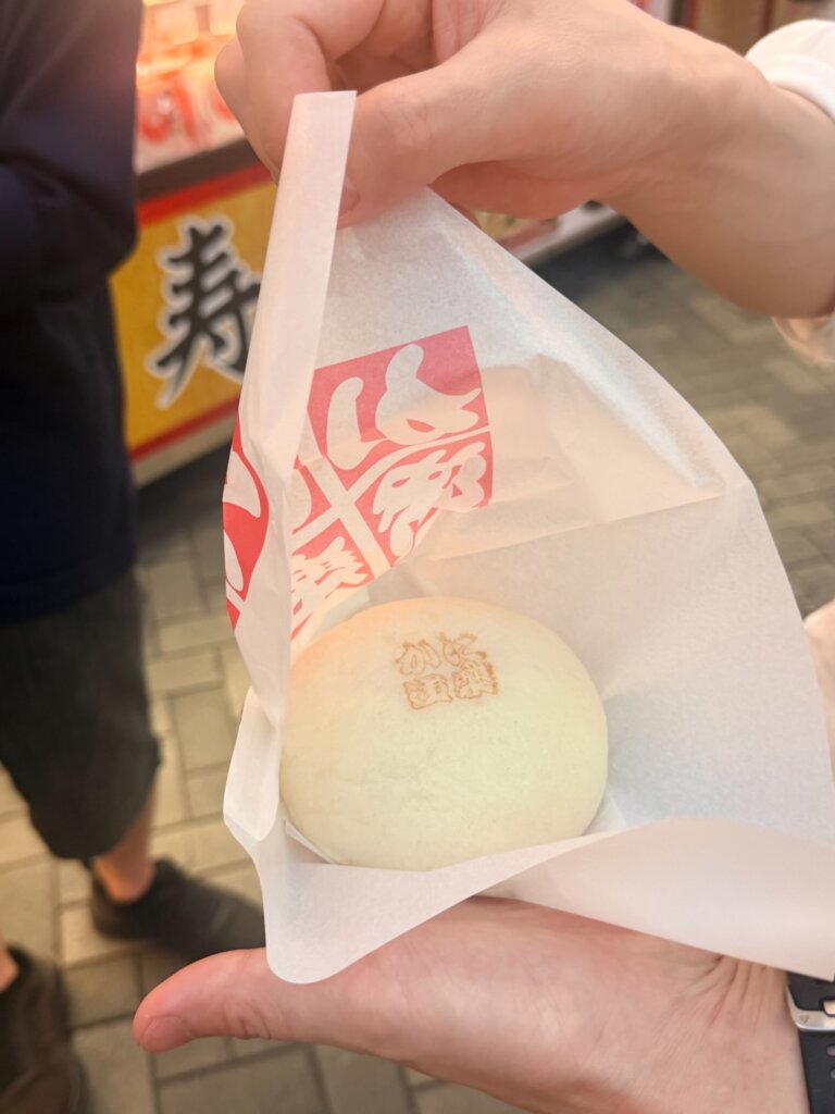 薄紙に包まれた、焼き印の入ったかにまん